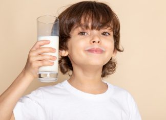 Nutricionista orienta como introduzir o leite de vaca na alimentação das crianças na primeira infância