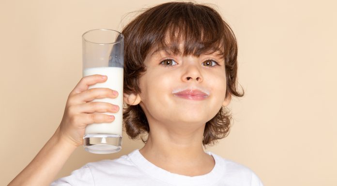Nutricionista orienta como introduzir o leite de vaca na alimentação das crianças na primeira infância