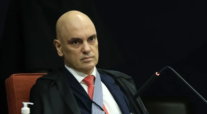 Moraes diz que Eduardo Bolsonaro interfere em processo na Corte
