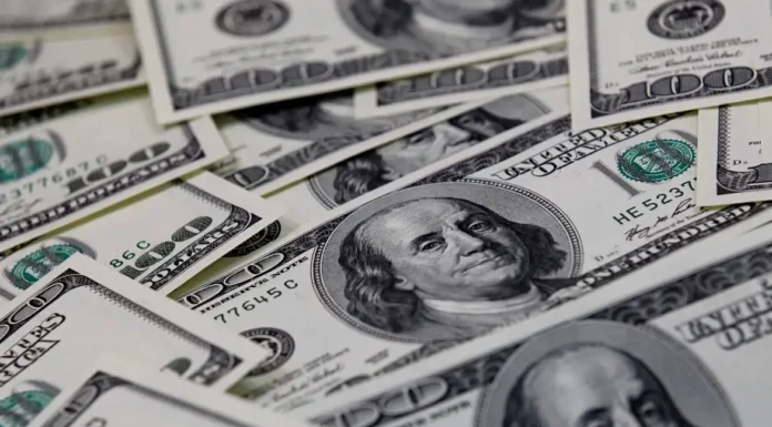 Dólar sobe para R$ 5,54, mas fecha distante da máxima do dia