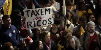 Ato na Avenida Paulista pede taxação de super-ricos e condena tarifaço