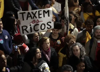 Ato na Avenida Paulista pede taxação de super-ricos e condena tarifaço