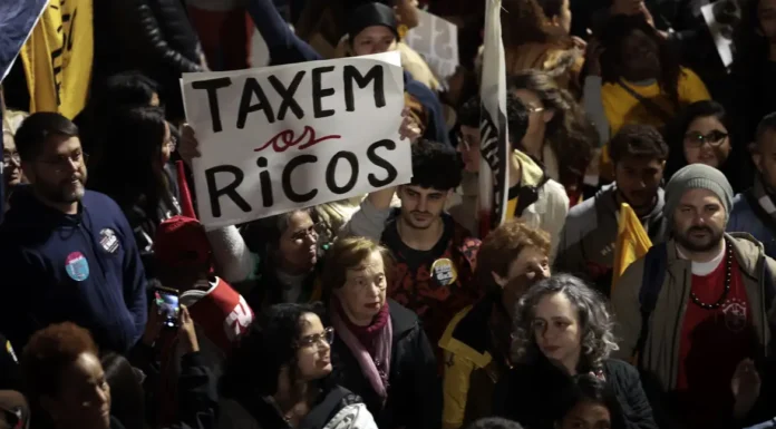Ato na Avenida Paulista pede taxação de super-ricos e condena tarifaço