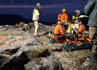 Bombeiros preparam resgate de criança que caiu em cânion no RS