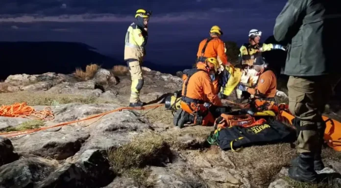 Bombeiros preparam resgate de criança que caiu em cânion no RS