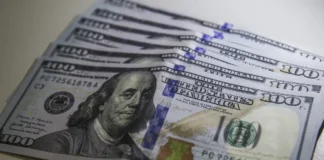 Dólar fecha praticamente estável, a R$ 5,54, mas sobe 2,26% na semana