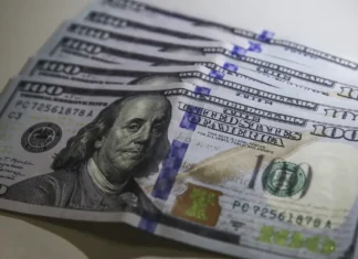 Dólar fecha praticamente estável, a R$ 5,54, mas sobe 2,26% na semana