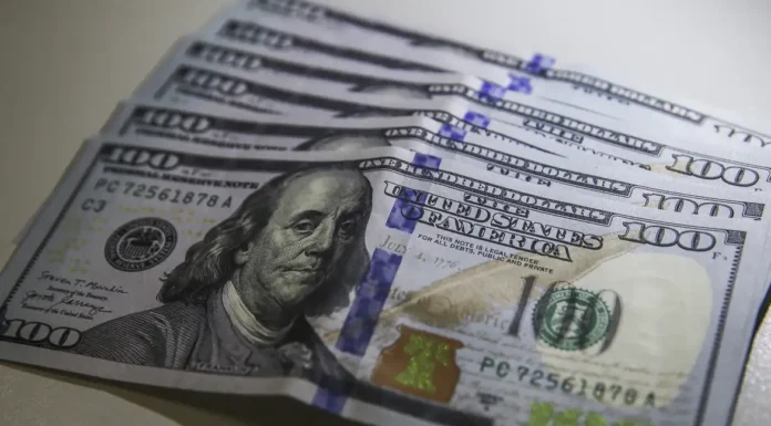 Dólar fecha praticamente estável, a R$ 5,54, mas sobe 2,26% na semana