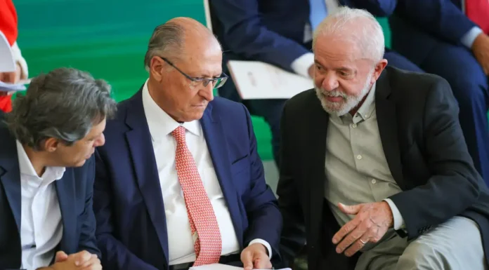 Governo vai trabalhar para reverter taxação dos EUA, diz Alckmin