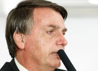 PF cumpre mandados na casa de Jair Bolsonaro, que usará tornozeleira