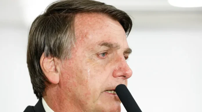 PF cumpre mandados na casa de Jair Bolsonaro, que usará tornozeleira