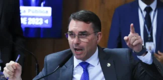 Em dia de operação contra Jair Bolsonaro, Flávio desembarca na Europa