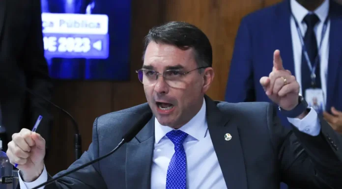 Em dia de operação contra Jair Bolsonaro, Flávio desembarca na Europa
