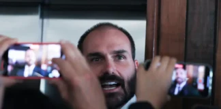 Eduardo Bolsonaro diz que não vai renunciar ao mandato de deputado