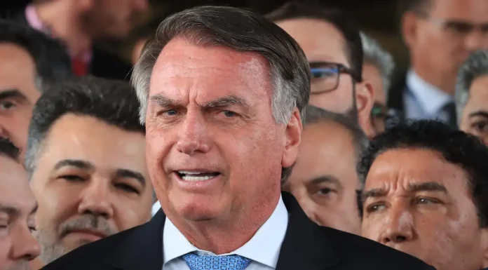 Moraes dá 24 horas para Bolsonaro explicar uso de redes sociais