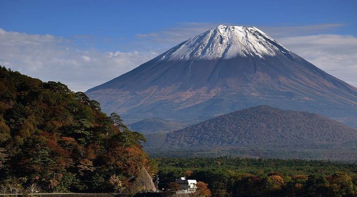 Homem resgatado no monte Fuji retorna para buscar celular e precisa de novo resgate