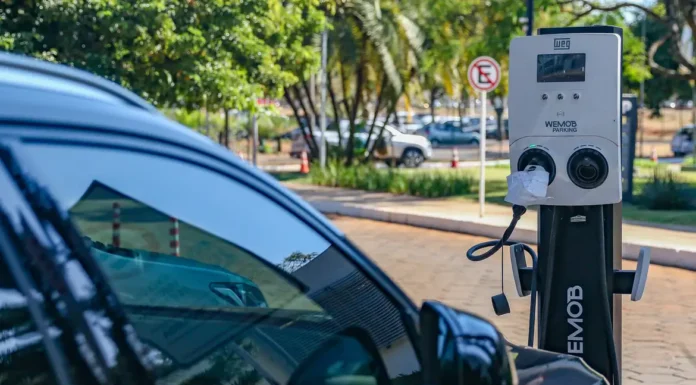 Montadoras apoiam decisão que limita importação de carros elétricos