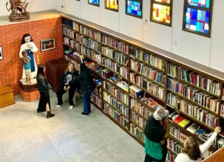 Pessoas em situação de rua passam a contar com biblioteca em São Paulo