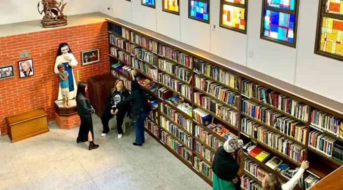 Pessoas em situação de rua passam a contar com biblioteca em São Paulo