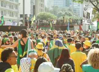 Ato em São Paulo pede anistia a Bolsonaro e exalta Trump