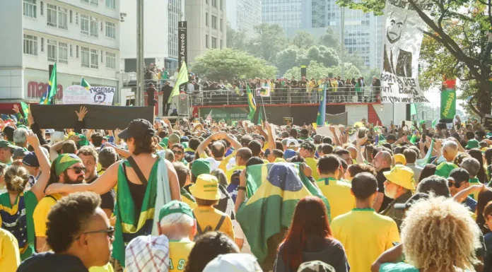 Ato em São Paulo pede anistia a Bolsonaro e exalta Trump