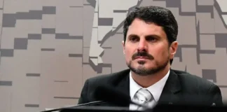 Senador Marcos do Val é levado para colocar tornozeleira eletrônica
