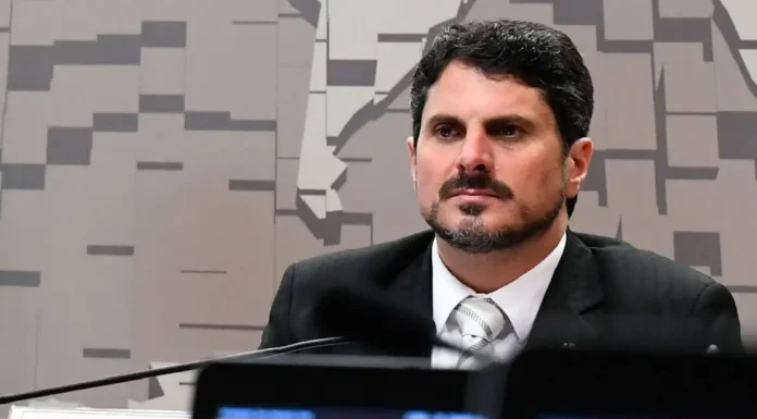 Senador Marcos do Val é levado para colocar tornozeleira eletrônica