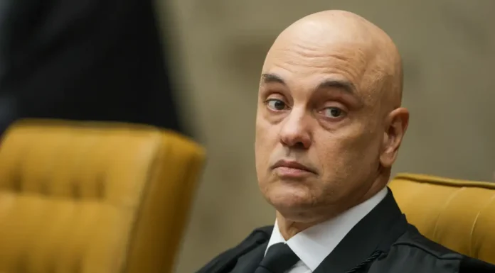 Moraes decreta prisão domiciliar de Bolsonaro