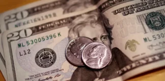 Dólar cai para R$ 5,50 com maior chance de corte de juros nos EUA