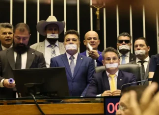 Oposição ocupa plenários por anistia a 8/1 e impeachment de Moraes