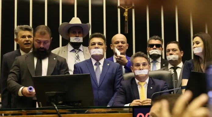 Oposição ocupa plenários por anistia a 8/1 e impeachment de Moraes