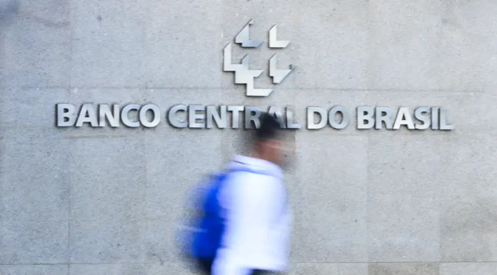 BC acompanha tarifaço e vê juro alto por tempo “bastante prolongado”