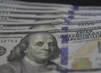Dólar fica estável após prisão domiciliar de Bolsonaro e ata do Copom