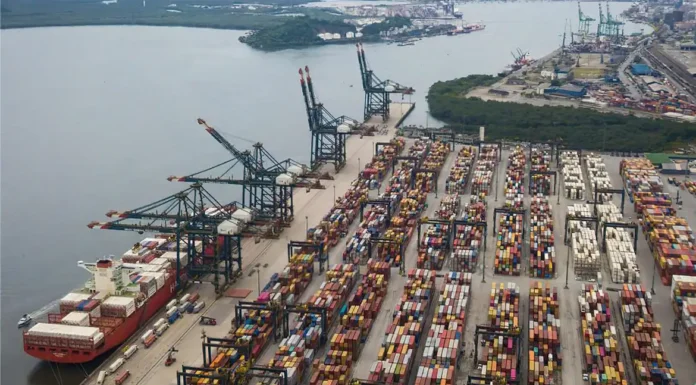 Tarifaço sobre parte de exportações brasileiras entra em vigor hoje