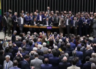 Após obstrução de Plenário, Hugo Motta abre sessão e pede respeito