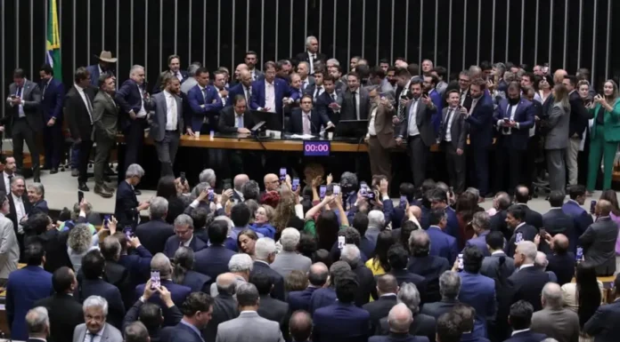 Após obstrução de Plenário, Hugo Motta abre sessão e pede respeito