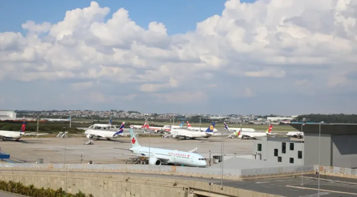 Aviões quase batem durante taxiamento no Aeroporto Internacional de SP