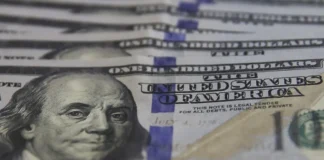 Dólar cai para R$ 5,38 e fecha no menor valor em mais de um ano