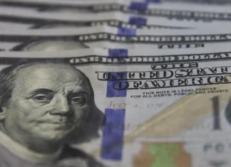 Dólar cai para R$ 5,38 e fecha no menor valor em mais de um ano
