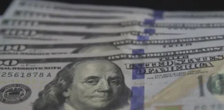 Dólar cai para R$ 5,39 com expectativa de corte de juros nos EUA