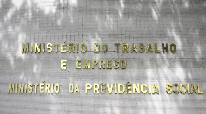 Médicos peritos do INSS voltam ao trabalho nesta segunda-feira