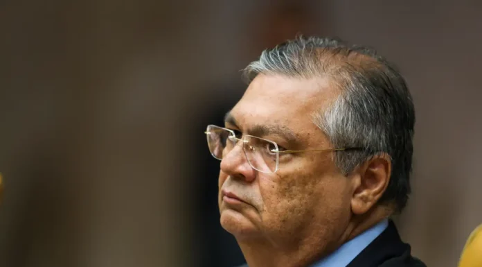 Dino vence ação contra hospital por morte de filho e doará dinheiro