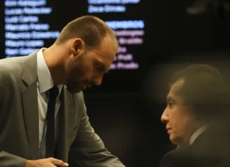 Moraes manda DPU assumir a defesa de Eduardo Bolsonaro no STF