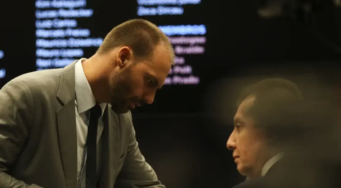 Moraes manda DPU assumir a defesa de Eduardo Bolsonaro no STF