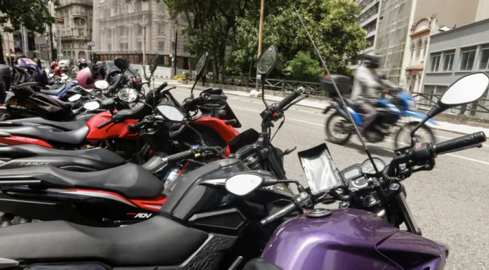 Trabalhador por aplicativo ganha mais, porém tem jornadas mais longas