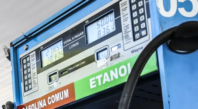 Petrobras reduz preço da gasolina em 4,9% a partir de terça-feira