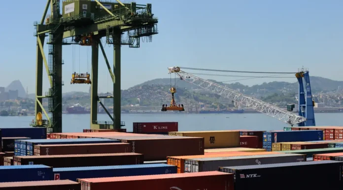 Governo projeta superávit comercial de até US$ 90 bilhões em 2026