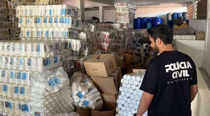 Polícia fecha duas fábricas clandestinas de cosméticos no Rio
