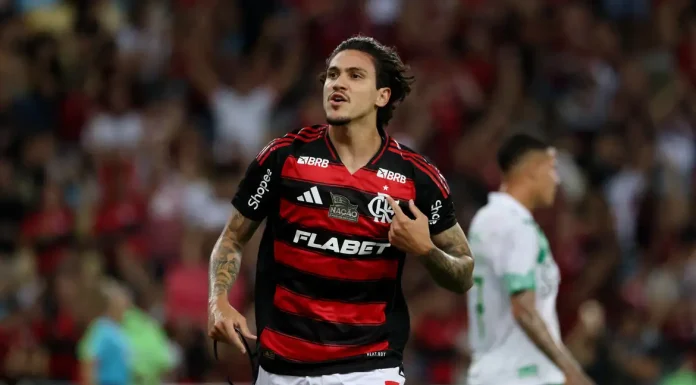 Flamengo goleia no Maracanã para liderar o Campeonato Brasileiro