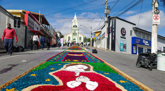 Itapevi celebra Corpus Christi com missas, procissões e montagem de tapetes coloridos nessa quinta-feira (19)